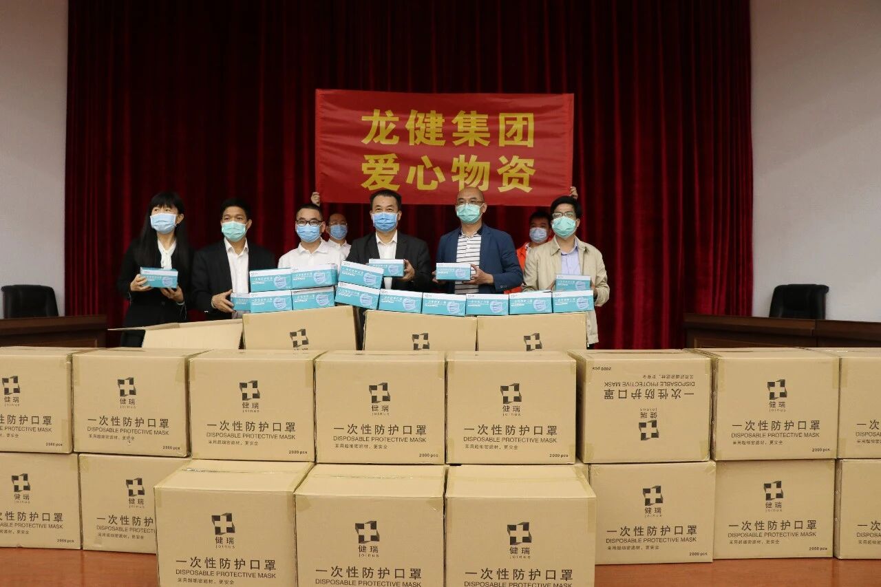 “利来国际最老品牌生产的第一批10万个口罩,全部捐给政府!”