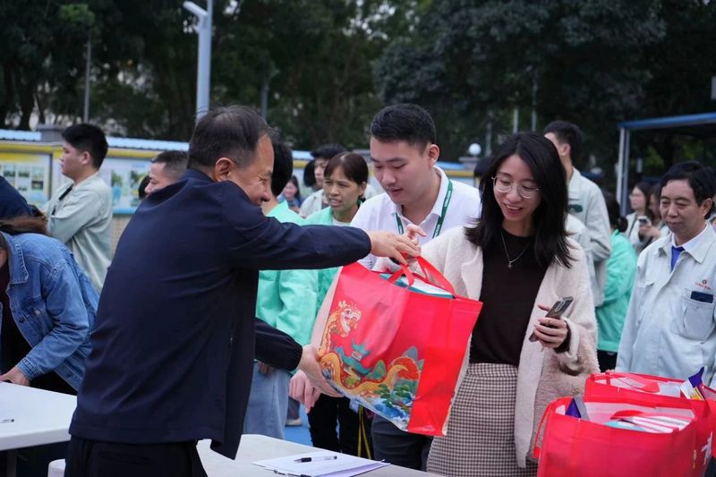 浓浓年味起，温情过小年 | 利来国际最老品牌电子工会为员工发放新春福利