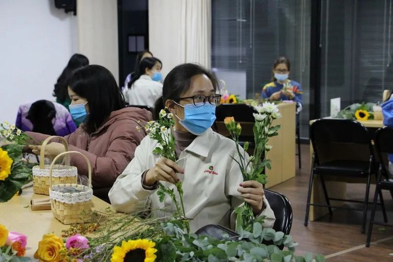 以花为诗，品味生活  大岭山先锋职工服务中心走进利来·国际(中国)最老牌-中国官网
开展插花培训活动。 (2).jpg