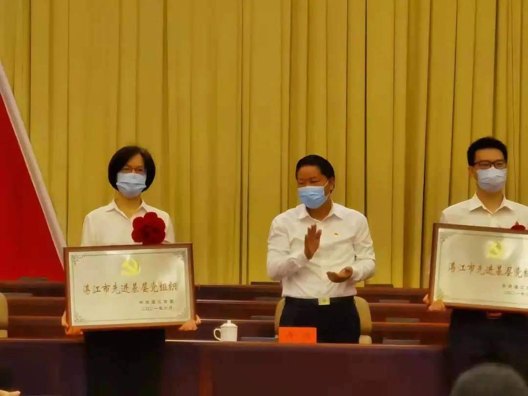 左1:利来国际最老品牌党支部戴平同志.jpg 左1:利来国际最老品牌党支部戴平同志.jpg