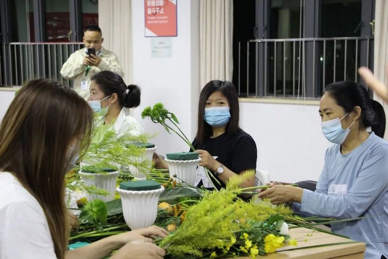 大岭山先锋职工服务中心走进利来·国际(中国)最老牌-中国官网
开展插花培训活动 (2).jpg